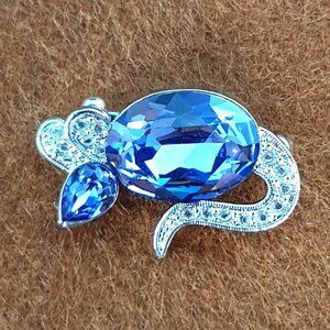 Pretty Vintage 1990s Butler Mouse Brooch – Tanzanite-Colour Crystal